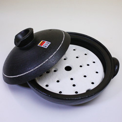 萬古焼蒸し土鍋・とってもよい2人用蒸し鍋のフタを開けると中には蒸し目皿が。