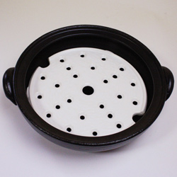 萬古焼蒸し土鍋・とってもよい2人用蒸し鍋の蒸し目皿は簡単に装着・取り外しが可能です！