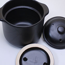 【日本製】電子レンジ用炊飯器・セラクック（黒釉）中には目盛りがあるので便利です。