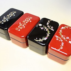 【日本製】和風 2段 お弁当箱・箸&ベルト付き(桜&うさぎ・赤)は、赤と黒のお好きなカラーが選べます。