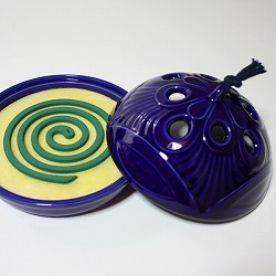 【日本製】お盆付き蚊遣り(蚊取り線香入れ)瑠璃の中に、蚊取り線香をセットします。
