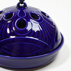 【日本製】お盆付き蚊遣り(蚊取り線香入れ)瑠璃は、蓋の穴から煙がでていきます。